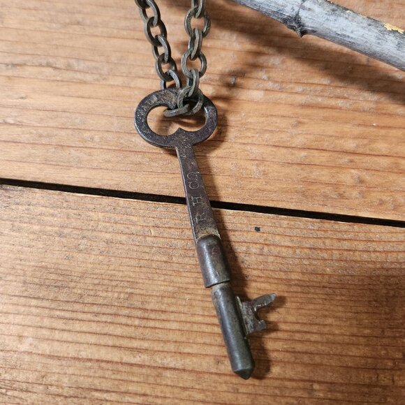 Jewelry - Antique key and chain
